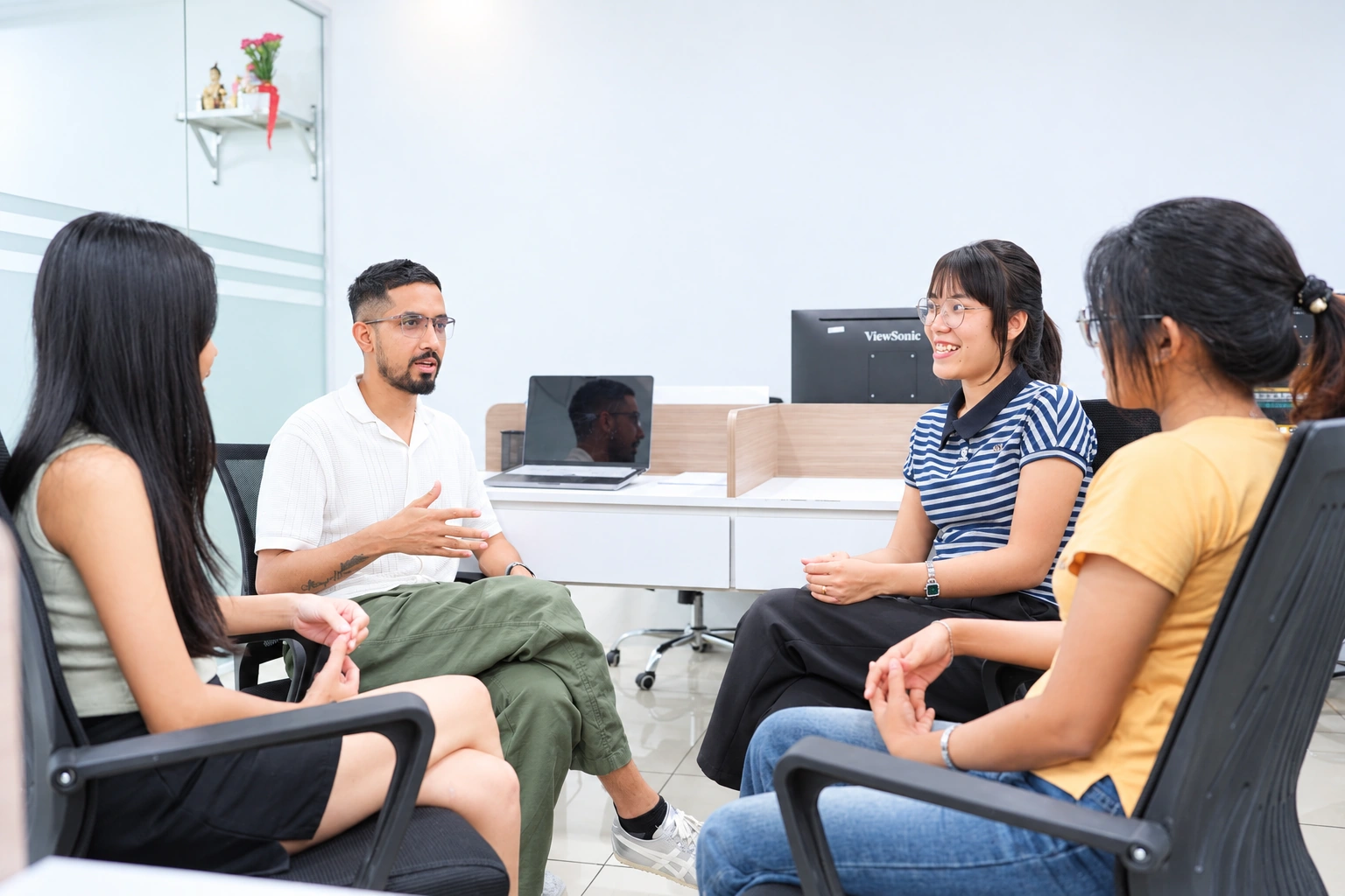 A Saturday Education counsellor in a one-on-one consultation with a student
